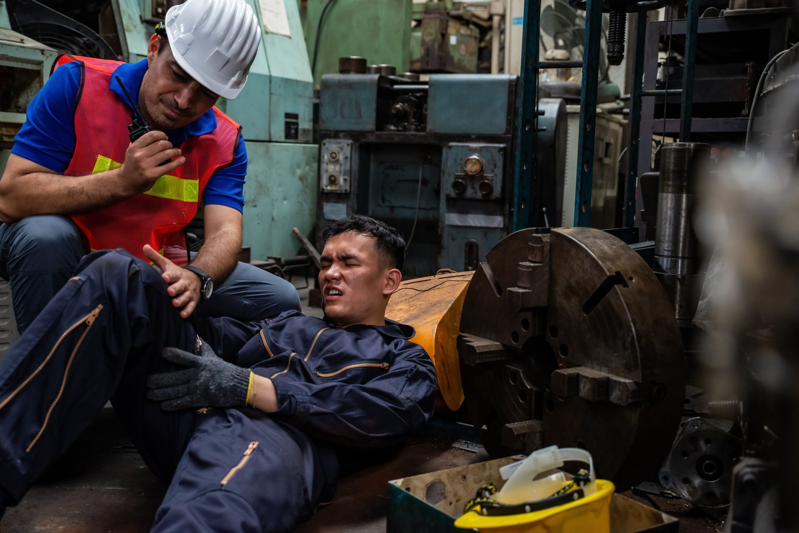 Рабочий получать. Metal Lathe incident. Строитель получил травму.