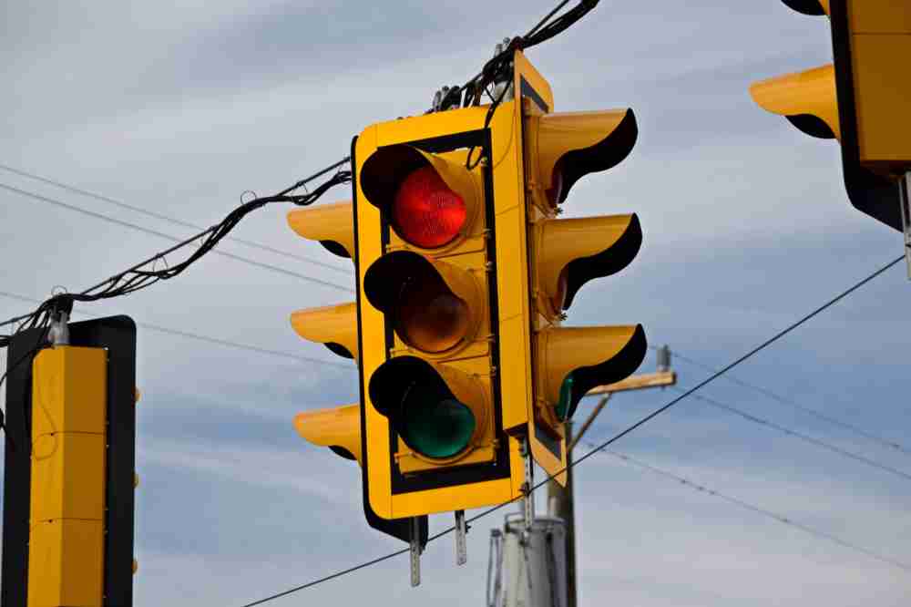 What Does a Flashing Yellow Light at an Intersection Mean?